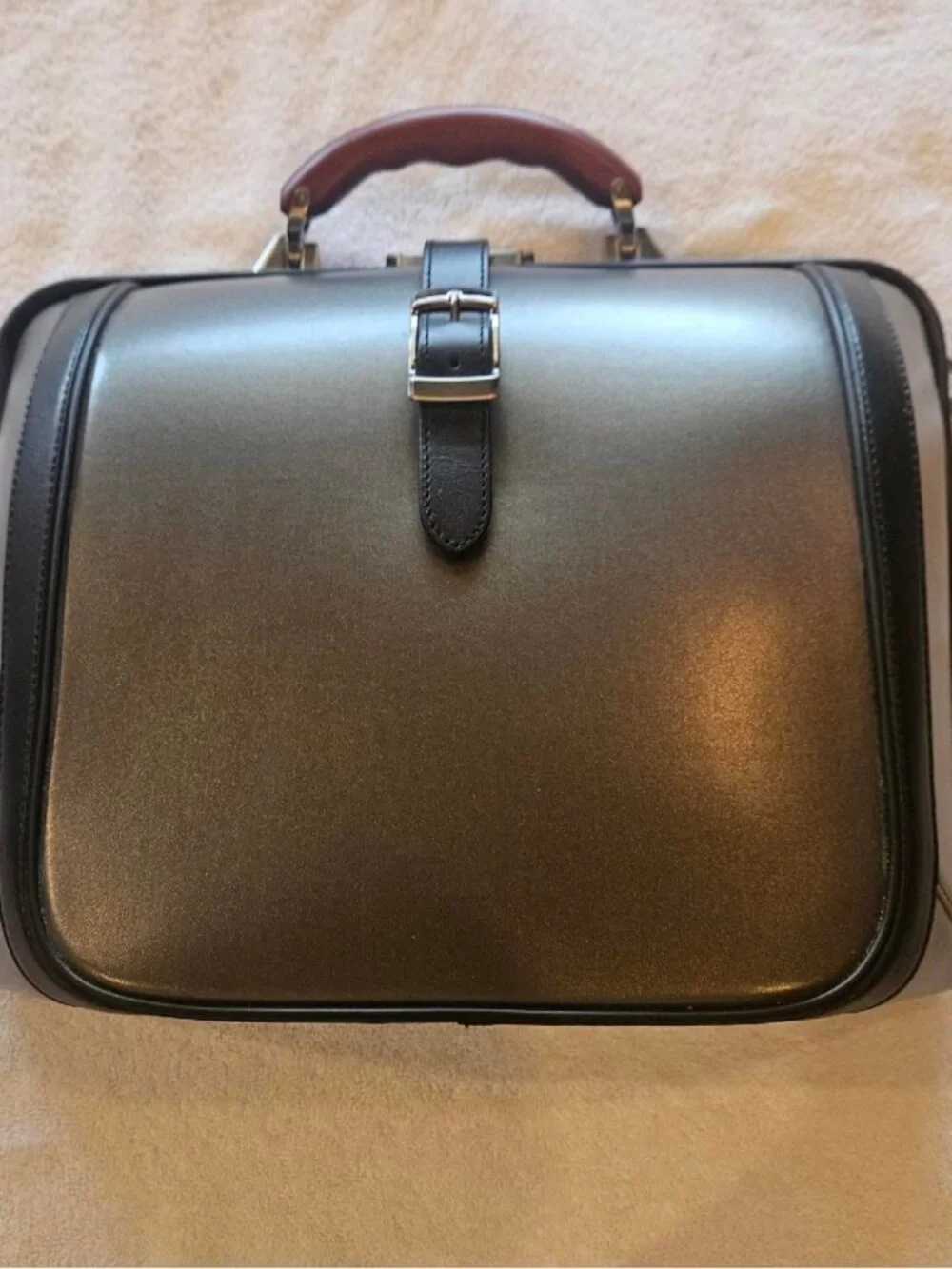 Artphere Dulles Touch Messenger bag  Frame Works